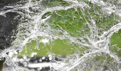 Aufwirbelndes Wasser