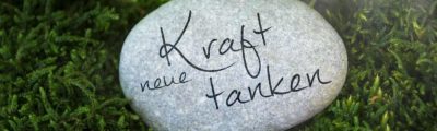 Stein mit der Aufschrift: Neue Kraft tanken