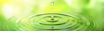 Tropfen bewegen das Wasser