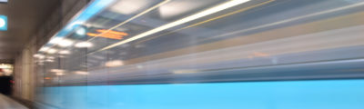 Vorbeifahrender Zug im Bahnhof